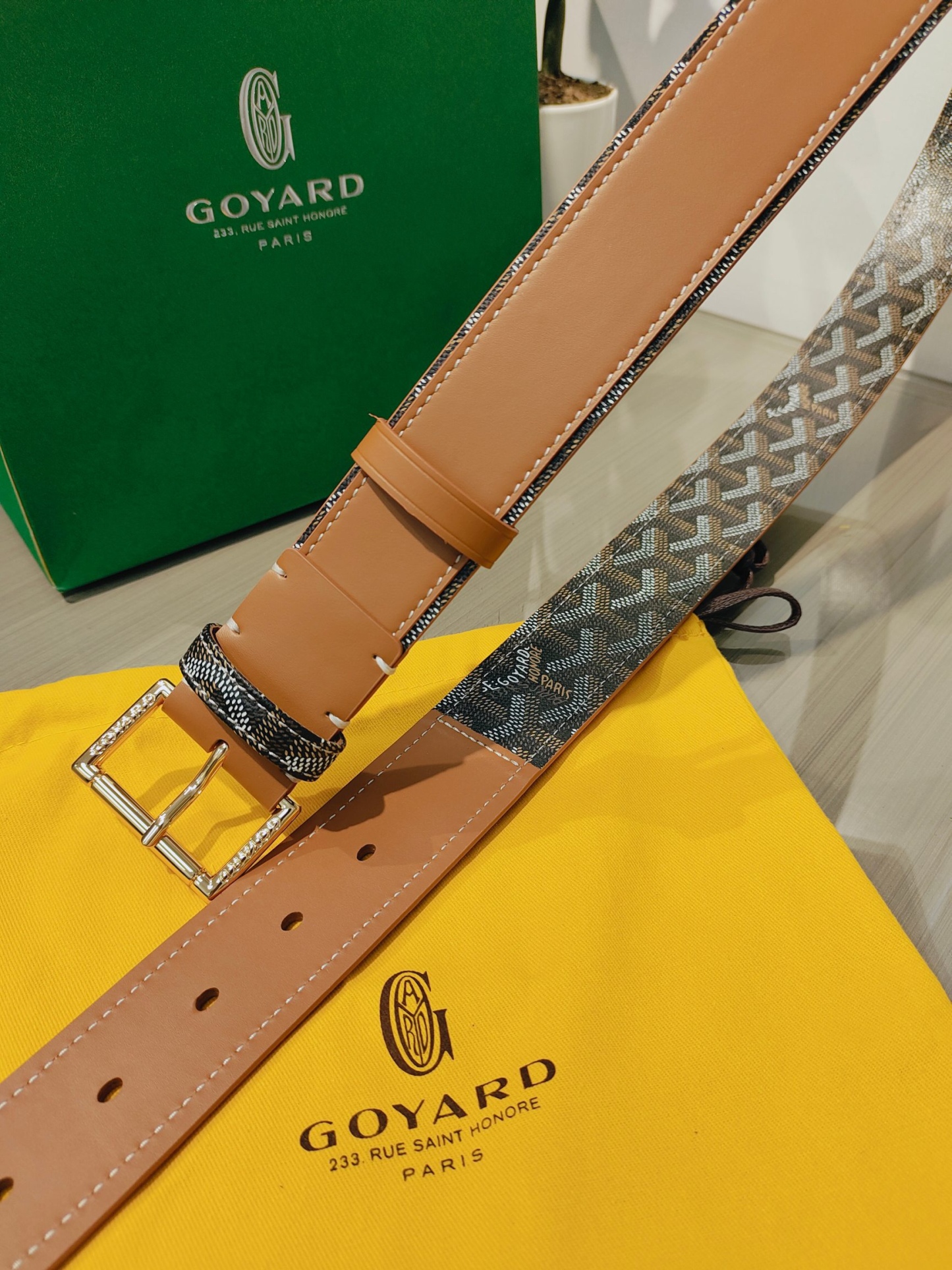 
Goyard(戈雅)腰帶源於法國奢侈品牌，設計風格簡約低調，腰帶身有標誌性帆布搭配進口頭層牛皮，腰帶扣採用簡約精品鋼扣，延續品牌的低調奢華，帶身寬度3.8CM，適用商務休閒日常佩戴。