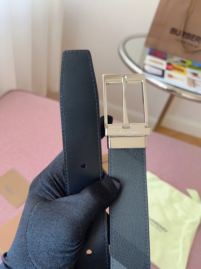 
Burberry博柏利品牌始終秉承傳統精髓，彰顯卓爾不凡的匠制工藝，優雅率性的英倫設計與銳意革新的時尚理念。3.5cm