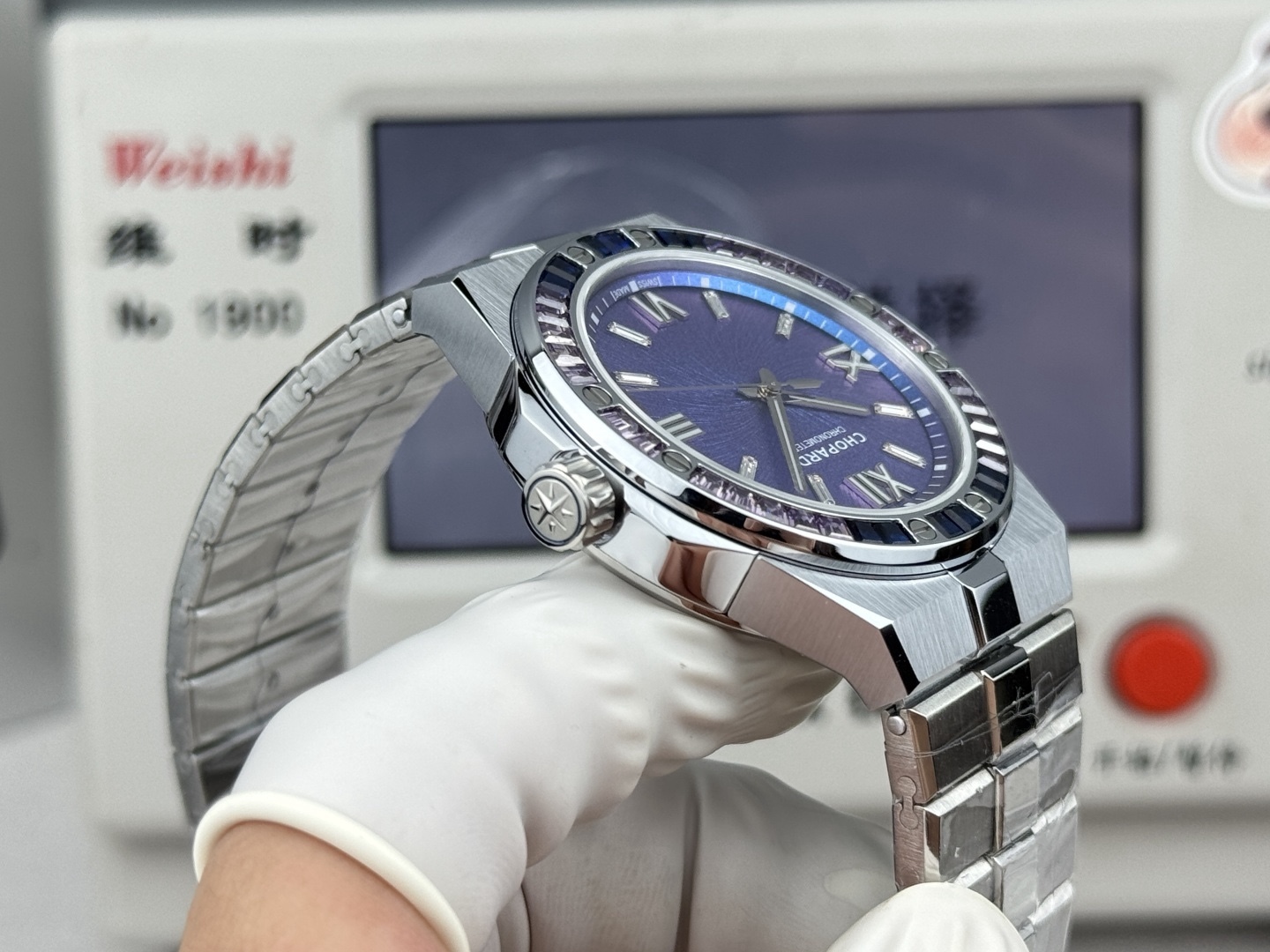 GHFactory 獨家力作👍
蕭邦AlpineEagle雪山傲翼系列
🌈彩T鑽🌟變色龍🦎滿天星✨限量款及隱藏款首推
如炬目光，比擬暗夜星芒⛰️於山川湖海間🌊洞見紳士願景與磅礡未來👔
尺寸：原裝一致41mmX9.7mm
機芯：9015改Chopard 01.01-c
錶鏈：獨家原版開模金磚型鏈節一體式錶鏈
岩石紋錶盤，鍍銠羅馬數字，時針及分針時標均覆以Super-LumiNova® X1級螢光塗層
致獻當代“雄鷹”，志存高遠之人在日常生活中超邁群倫，其視野啓迪人心、昇華情志。憑借遠見和決心，