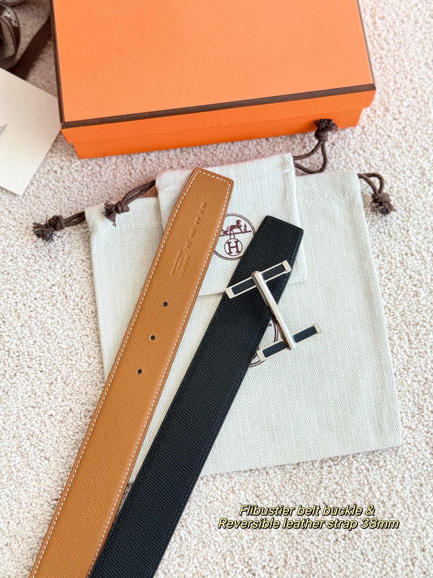 
❤️款 （ Y AA 080 ）Flibustier 精品五金 搭配双面进口 TOGO皮 宽度38MM 以其精湛工艺高品质材料和经典设计备受推崇 是男士腰带顶级选择 简约大气 适合商务和休闲场合 产品手感细腻 不仅是实用配饰 更是身份与品味的象征 ❤️