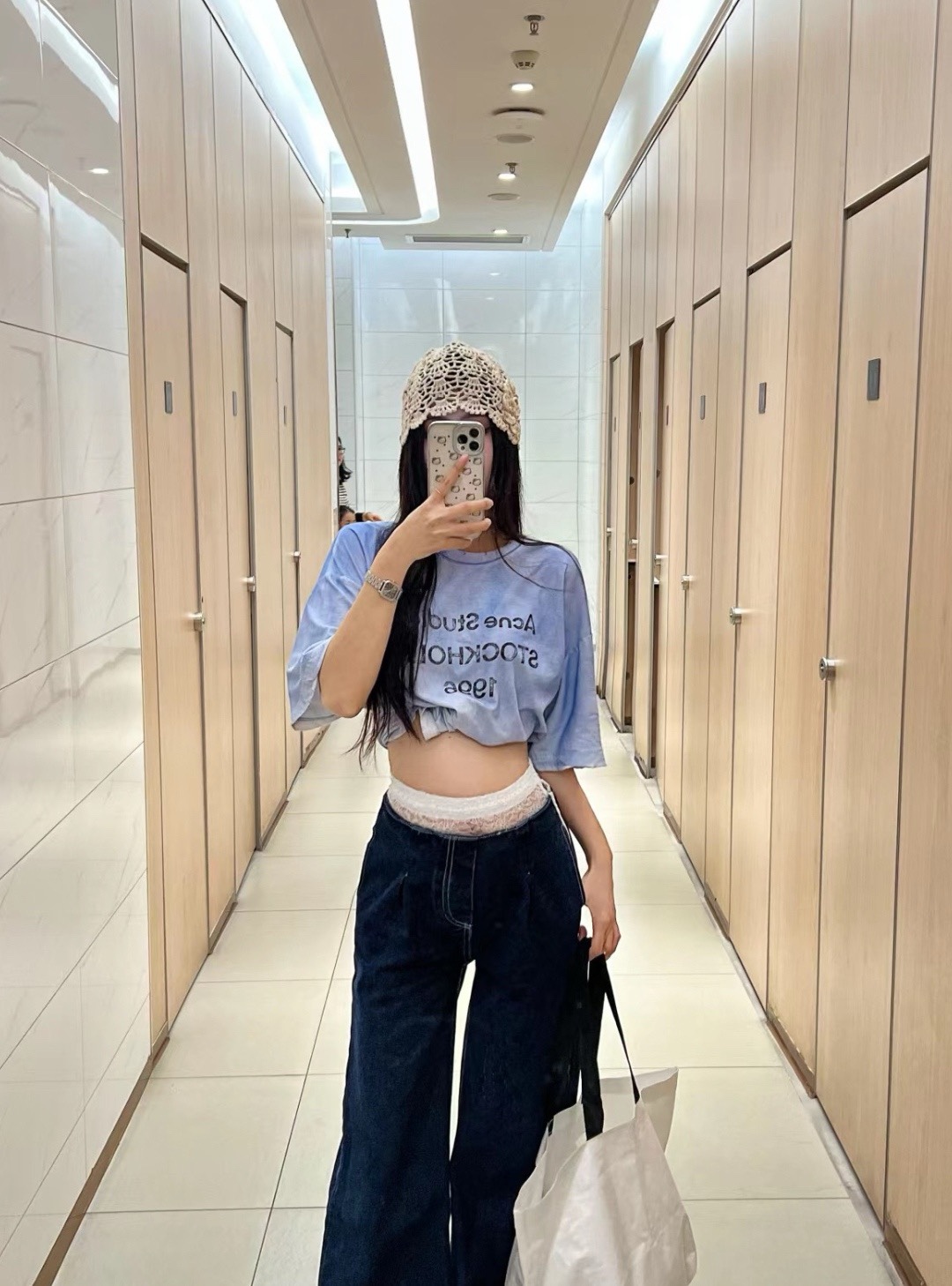 🔝Acne Studios 26SS 1996字母印花短袖T恤
面料是定制定染的32支220g原版雙紗棉，胚布經過高盂環保染色，裁大貨前還要進行高溫環縮水，降低縮水率的同時使得手感更柔軟舒適，印花方面必須五層膠漿，第一遍必須為進口打底漿，填平布料上極為細小的線洞，再由高溫床烤乾再劇頗色，採用油墨因熱平網印花，一共刷五層，每一層間隔為時間為30分鐘，才能保證出來的成品保持原版的質感，全套開發輔料
尺碼：S-XL