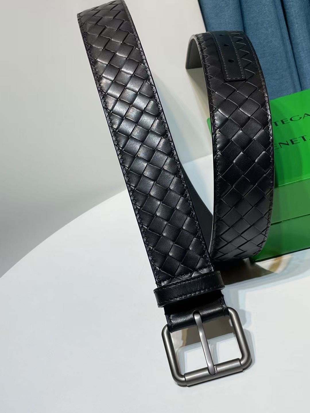 🔥🔥🆕純手工編織皮帶可為休閒裝或正裝造型增添優雅韻味，🔥是低調奢華的典範。[嘴唇]採用意大利柔軟的胎小牛皮全手工精工打造而成，錁色五金扣頭令其更顯獨特別緻、🔥[嘴唇]優雅迷人氣息。[強]4.0cm寬