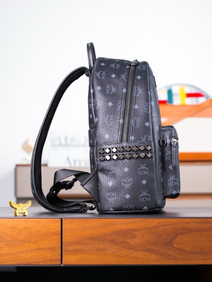 𝙈𝘾𝙈 𝙎𝙩𝙖𝙧𝙠 𝙎𝙞𝙙𝙚 𝙎𝙩𝙪𝙙𝙨，𝘽𝙖𝙘𝙠𝙥𝙖𝙘𝙠 𝙞𝙣 𝙑𝙞𝙨𝙚𝙩𝙤𝙨黑色小中号#铆钉双肩背包🎒黑色
# 男女同款包 # 背包里的黑酷天花板
这款双肩背包结构规整，采用经典Visetos材料制成，并饰以豪华的Nappa皮革饰边，其内部空间充裕，金字塔形的铆钉侧边使其前卫感十足。