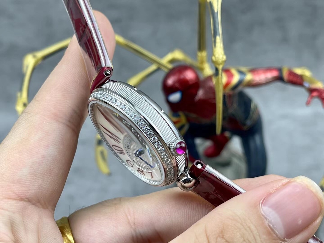 [玫瑰][玫瑰]最強 升級版 頂級 復刻女款 寶璣那不勒斯皇后系列，
【表殼】腕表尺寸分別為中號36.5x28.5毫米 
鵝卵形表殼高雅大氣，表殼外緣飾有錢幣紋。表圈和表殼周圍鑲嵌共117顆施華洛水晶（約0.99克拉）。表冠處鑲有一顆梨形晶石（約0.26克拉）
【精彩細節】
1.與原裝吻合，在表殼背部均打有貴金屬標識，效果清晰工整，彰顯腕表檔次。2.穹面玻璃，從側面看不僅有魚眼效果，還能折射鑽石帶來的璀璨光芒，更顯腕表高貴血統。
3.為了達到原裝K金質量的手感，調試了表殼內部結構的配重，做到重量與原版如出