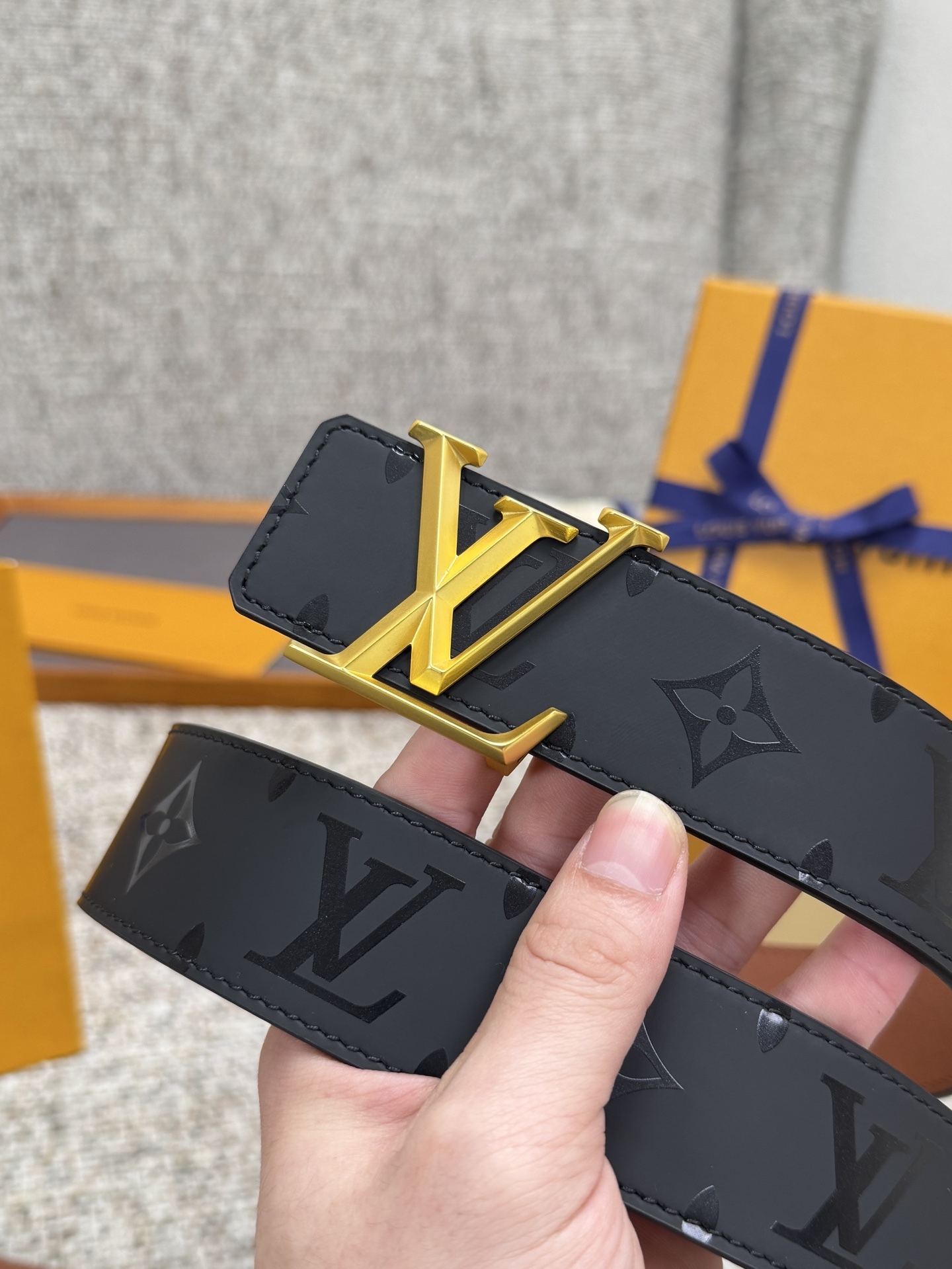 
Louis Vuitton LV腰带 丝印系列 原厂五金 精致手工绘边 柔软舒适 宽4.0