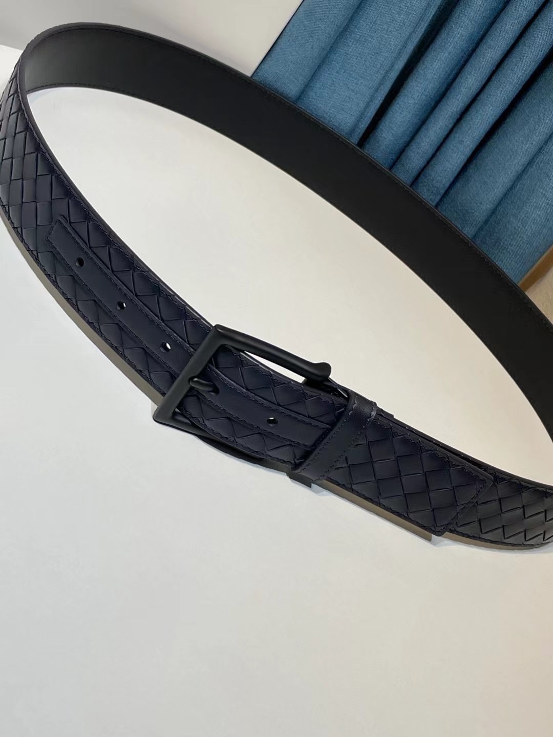 🔥🔥新 🆕純手工編織皮帶可為休閒裝或正裝造型增添優雅韻味，🔥是低調奢華的典範。[嘴唇]採用意大利柔軟的胎小牛皮全手工精工打造而成，鎳色五金扣頭令其更顯獨特別緻、🔥[嘴唇]優雅迷人氣息。[強]4.0cm寬