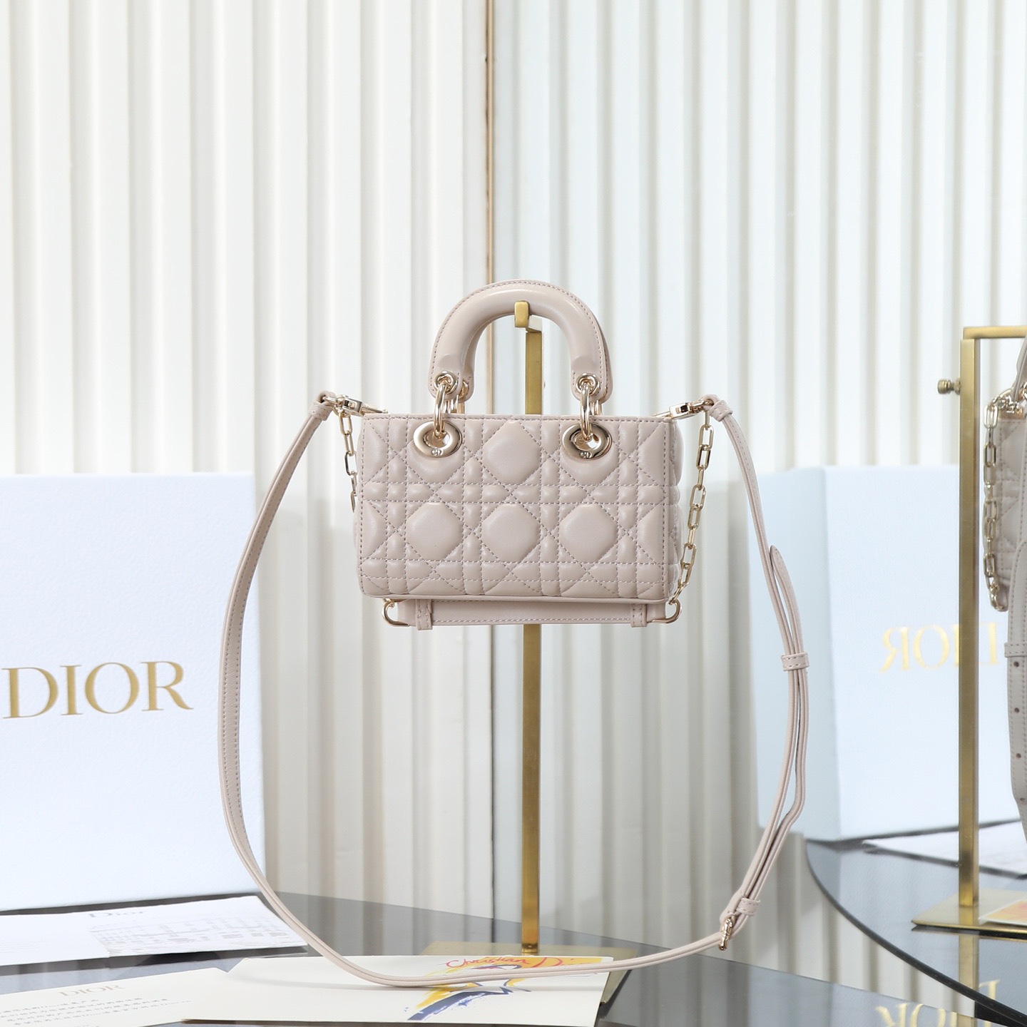 D-joy  原廠級別 

mini尺寸 米色現貨‼️

全新D-joy強勢回歸，最新mini號✔️大爆款的節奏🔥，包包自帶兩條肩帶，多種背法🙋🏻‍♀️，上身又美又颯，經典的菱格設計🥅，搭配柔軟的綿羊皮優雅又時尚🌿

size：16.5-6-10cm
