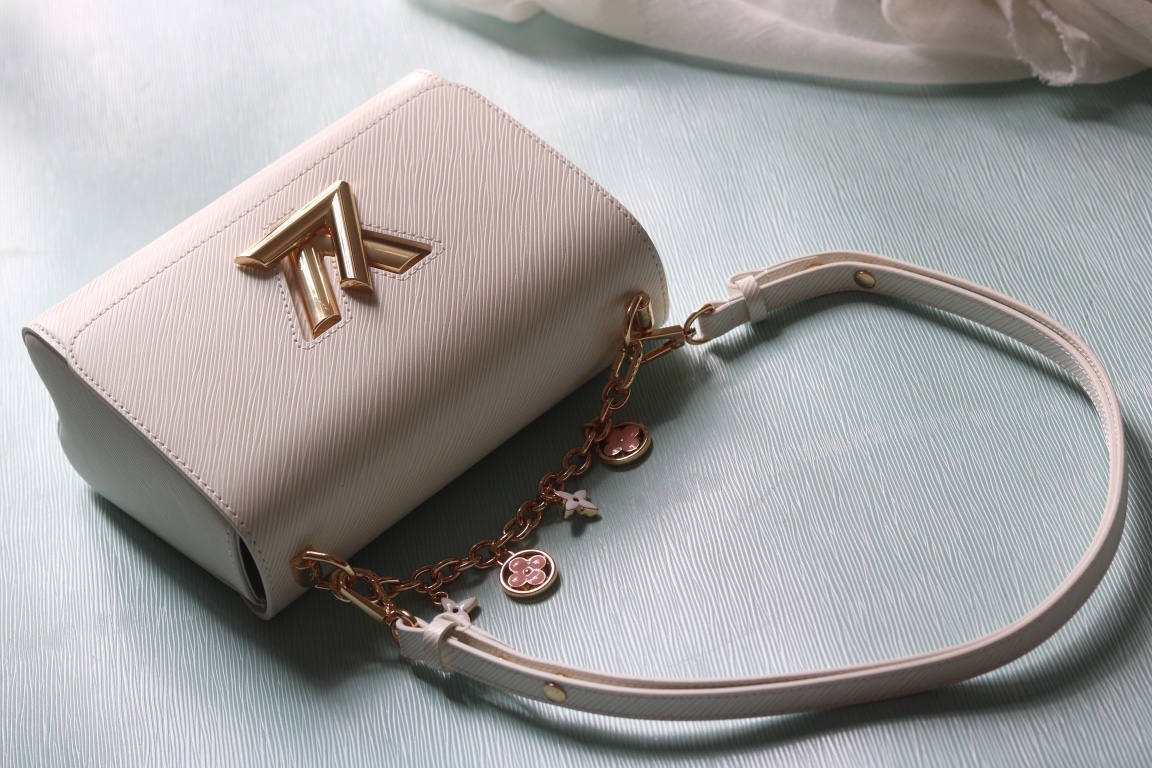 [玫瑰]最新款[玫瑰][玫瑰] 原版品質【獨家實拍 款號:50506/M11723/M11724/M11725 】
 本款 Twist 中號手袋擁有 Epi 皮革的考究肌理，搭配牛皮革內襯和光滑牛皮革飾邊。琺 Monogram 花卉懸掛於纖細鏈條，可拆卸並調節的肩帶實現肩背和斜挎選擇。17 x 9.5 x 23釐米(高 x 寬 x 長度)