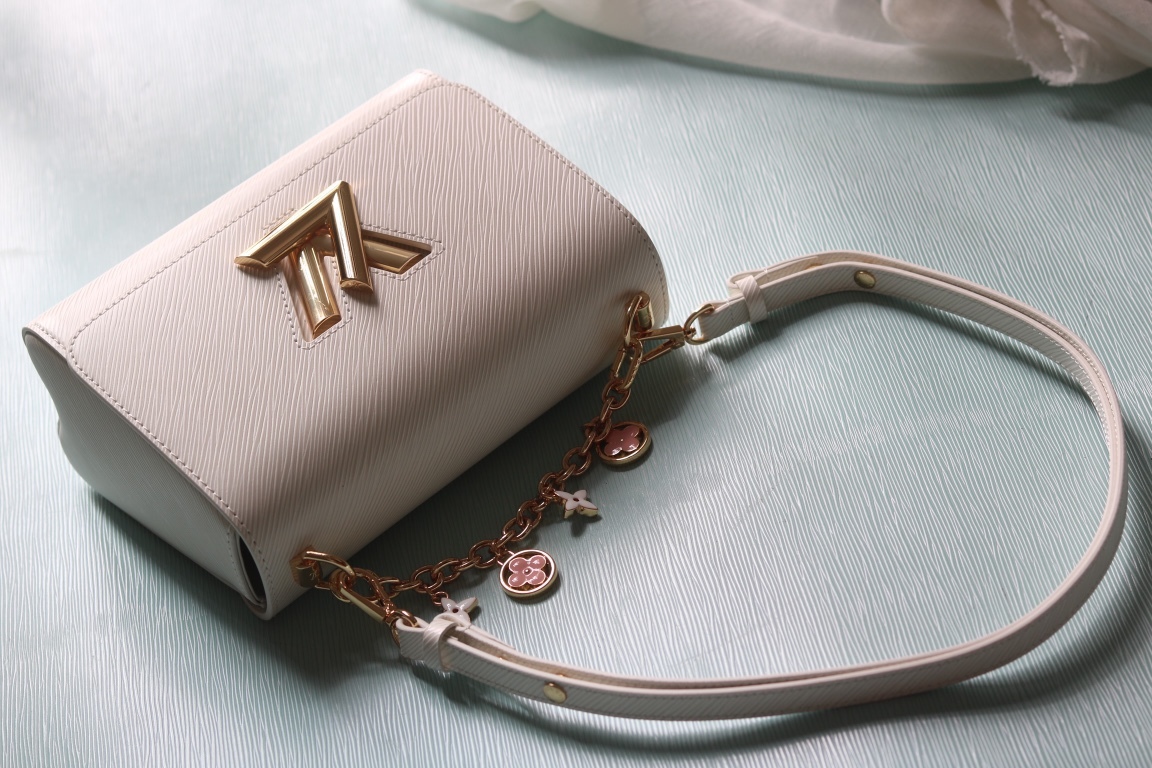 [玫瑰]最新款[玫瑰][玫瑰] 原版品質【獨家實拍 款號:50506/M11723/M11724/M11725 】
 本款 Twist 中號手袋擁有 Epi 皮革的考究肌理，搭配牛皮革內襯和光滑牛皮革飾邊。琺 Monogram 花卉懸掛於纖細鏈條，可拆卸並調節的肩帶實現肩背和斜挎選擇。17 x 9.5 x 23釐米(高 x 寬 x 長度)