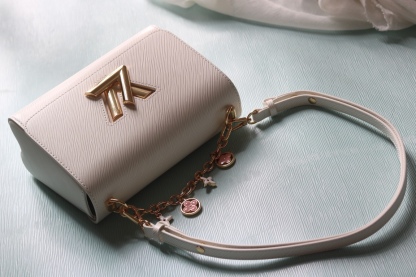 [玫瑰]最新款[玫瑰][玫瑰] 原版品質【獨家實拍 款號:50506/M11723/M11724/M11725 】
 本款 Twist 中號手袋擁有 Epi 皮革的考究肌理，搭配牛皮革內襯和光滑牛皮革飾邊。琺 Monogram 花卉懸掛於纖細鏈條，可拆卸並調節的肩帶實現肩背和斜挎選擇。17 x 9.5 x 23釐米(高 x 寬 x 長度)