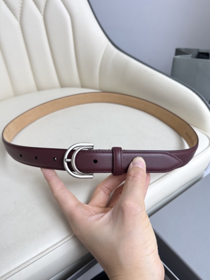 巴黎世家（Balenciaga）寬度2.5cm 是法國的奢侈品牌，作為時尚界最具影響力品牌之一的地位。設計師源於：都市時尚潮流獨特的設計風格，採用進口小牛皮製作；搭配純銅復古五金，使其更具魅力。值得擁有的百搭精品