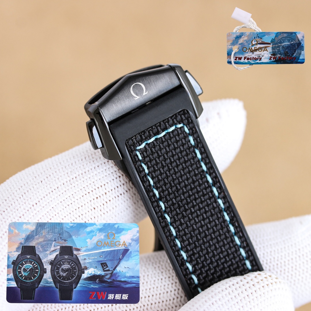 
ZW歐米茄，全新“全陶瓷”600米世界時！海馬系列海洋宇宙世界時腕表！
歐米茄呈獻全新海馬系列海洋宇宙世界時腕表。自環球旅行中汲取靈感，全新腕表沿襲了著名的"深海之黑"腕表的經典設計風格，黑色二氧化陶瓷打造的45.5毫米表殼，防水深度高達600米。
錶盤中央設有鳥瞰地球錶盤，以5級鈦金屬打造，激光燒蝕技術雕刻出陸地輪廓，並經過漆面處理。內錶盤外側設有24小時刻度環，並區分指示夜晚和白天🌞🌙。
Naiad Lock 表背之下，至臻天文台認證的8938機芯清晰可見