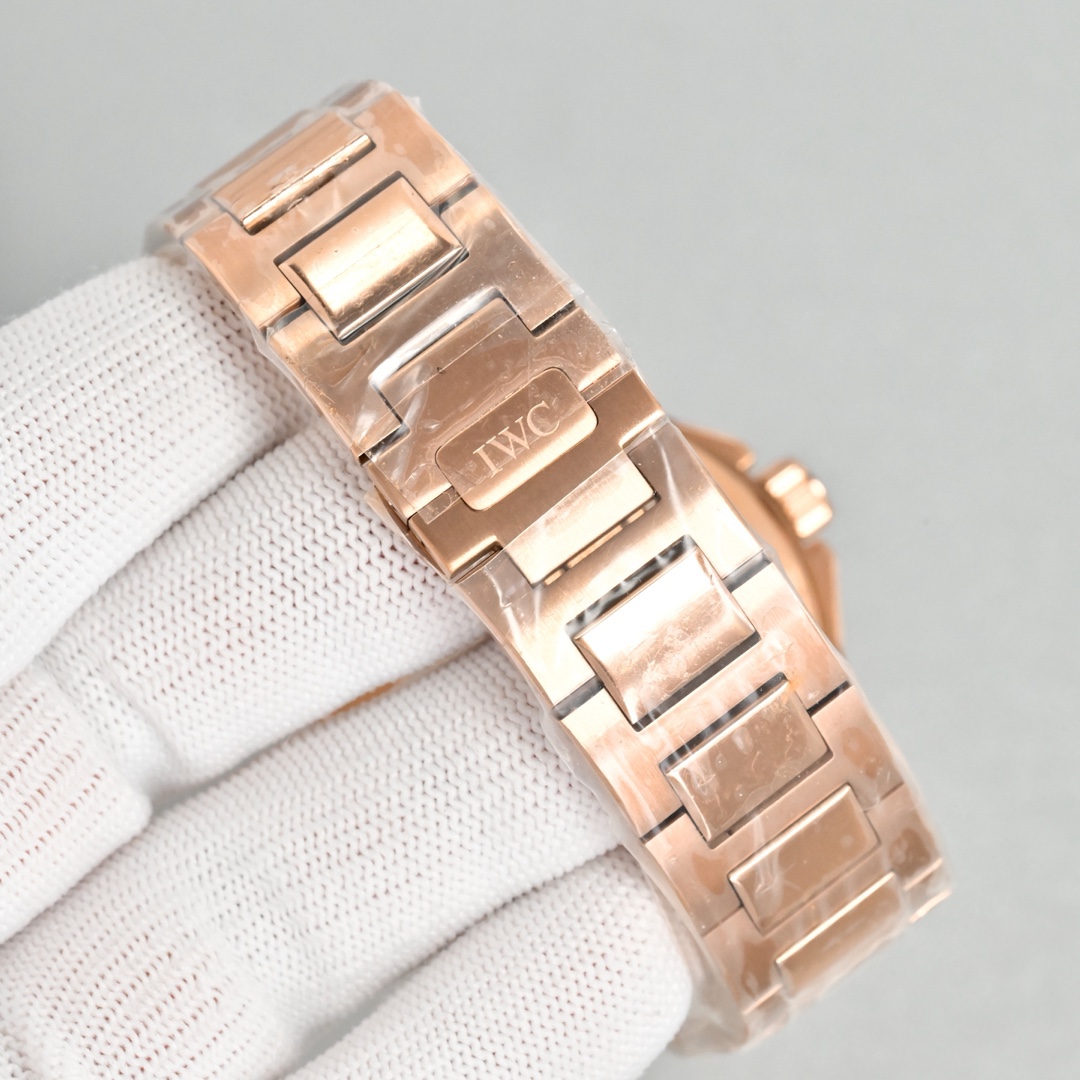 KR新品  萬國工程師系列萬年曆腕表，復刻界最複雜的腕表，所有功能同步原裝，所有功能調節通過把頭控制.
1⃣️【功能介紹】3點鐘位置顯示日曆，9點鐘位置顯示星期，6點鐘月份月相指針顯示。

2⃣️【做工精細】外殼採用原版同樣的三件套結構，中間拉絲，上下殼為拋光，鏡面採用高成本的鍋蓋形藍寶石，使其質感提升。

3⃣️【機芯性能】尺寸41.6mm,機芯採用天津機芯改82600，高效穩定，動力時間長達72小時以上，進行加裝複雜的萬年曆模塊，而且同步所有功能實現同步原裝通過把頭調節。
