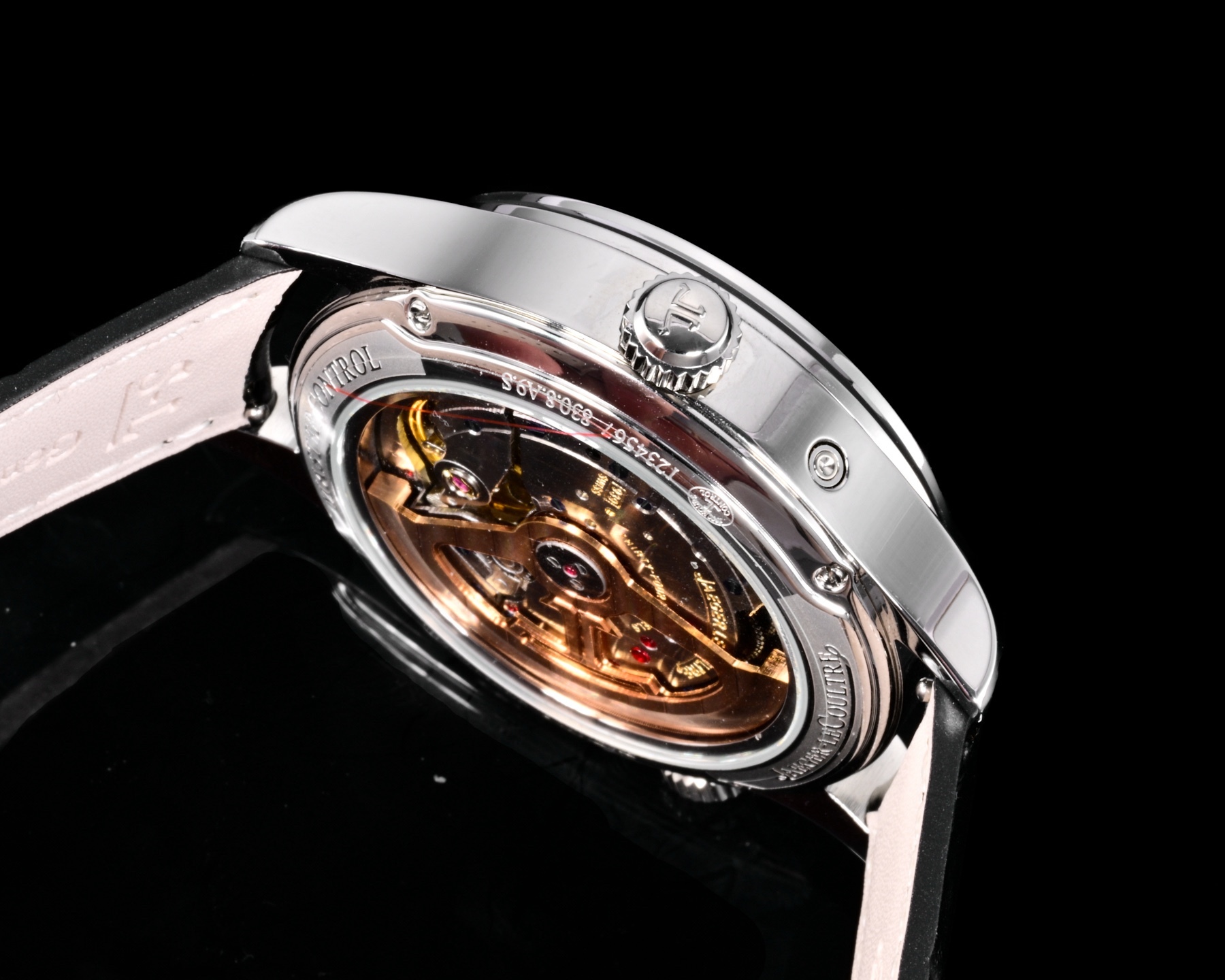 Factory出品
【市場最高版本】JL積家 各路大咖都叫它大醜 其實賦予的是極高贊美 論品味與外觀 在鐘錶界有著舉足輕重的地位 戴出去怎麼都是長臉 各種彰顯品味 Master 地理學家大師系列 Q1428421 復刻版全新升級 多功能腕表 升級Cal.939A機芯 打磨效果更近原裝 升級軸 自動陀為玫金邊 字面紋路清晰 功能：日期顯示 雙時區 動力儲備顯示 316L精鋼  直徑42mm  原裝折疊扣！V+ Factory匠心之作 值得你擁有！