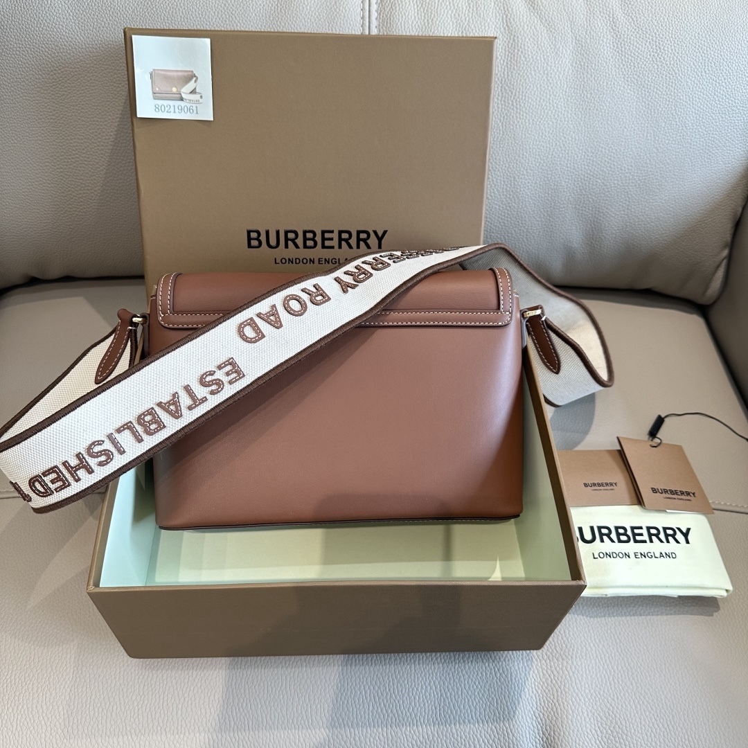 B家最新纖巧的斜挎包，採用意大利鞣制緝明線皮革精制而成，飾有鐫刻徽標的亮澤按扣，棉質帆布肩帶處飾有 Burberry 字母貼花。
25 x 8.5 x 18cm
肩背帶垂直佩戴高度：43cm🌟型號9061