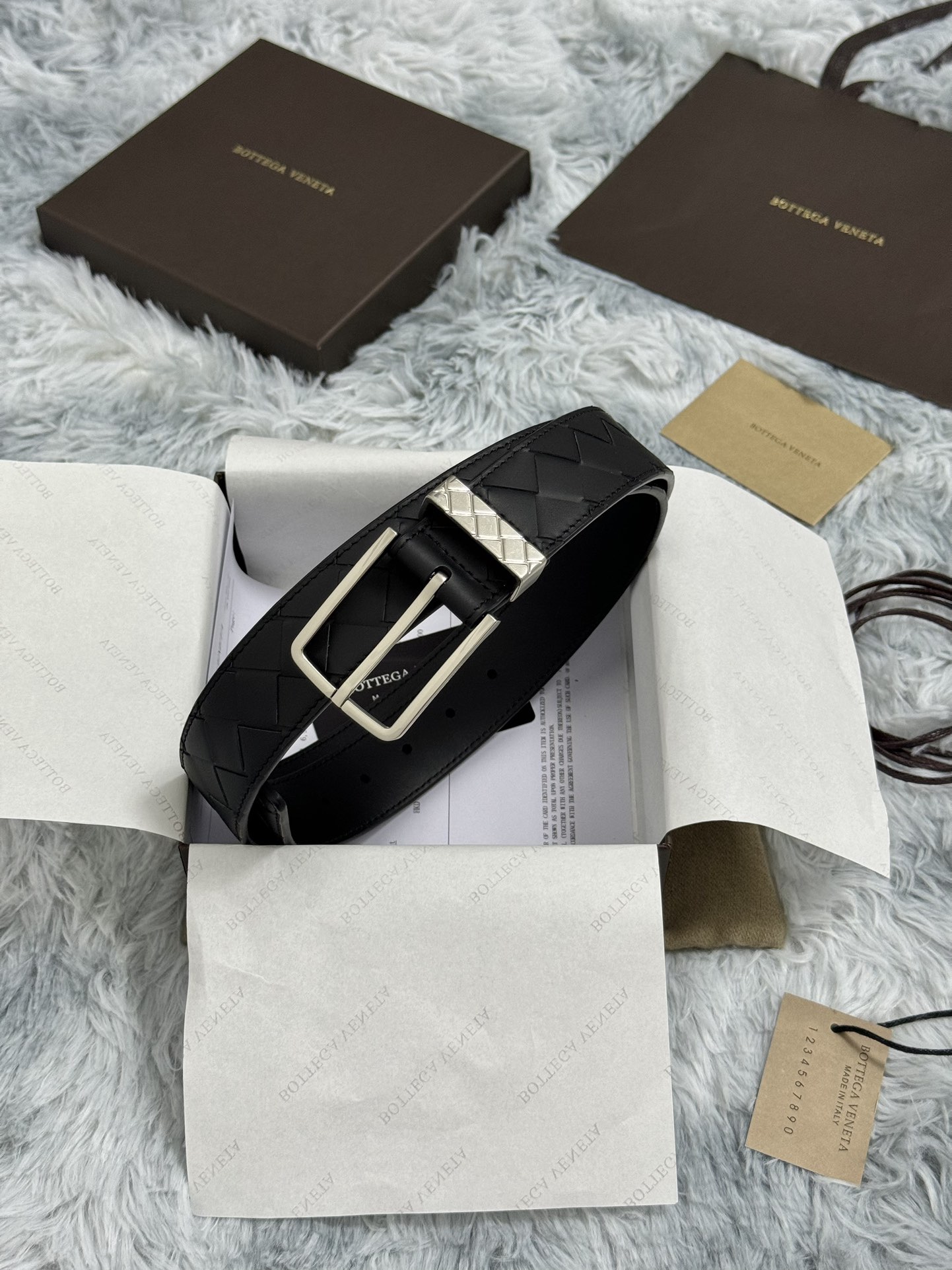 BOTTEGA VENETA   3.5cm   
手工編織牛皮經典之作
每個細節都體現出至高的品味和格調
整體造型增添優雅韻味  
低調奢華的典範
優雅迷人氣息
精緻的手工藝製作。