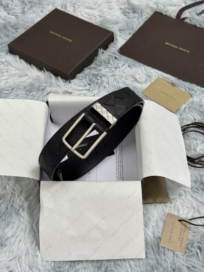 BOTTEGA VENETA   3.5cm   
手工編織牛皮經典之作
每個細節都體現出至高的品味和格調
整體造型增添優雅韻味  
低調奢華的典範
優雅迷人氣息
精緻的手工藝製作。