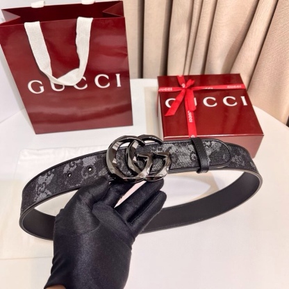 
古奇 新款 GG Marmont系列心選迷彩大理石紋GG帆布，為2026早春系列隨處可見的主要圖案之一增色添彩，40mm