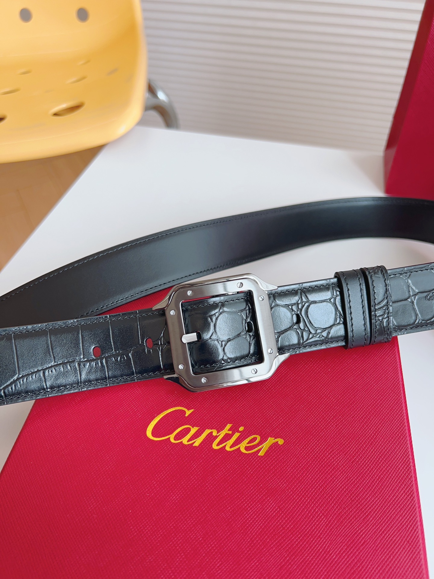 
Cartier（卡地亞）憑借匠心傑作展現與眾不同的美感，融合精湛工藝與經典設計，演繹雋永風格；瀟灑不羈，果敢獨立！此款式易搭配服飾；休閒正裝兩相宜。皮帶寬度：35mm