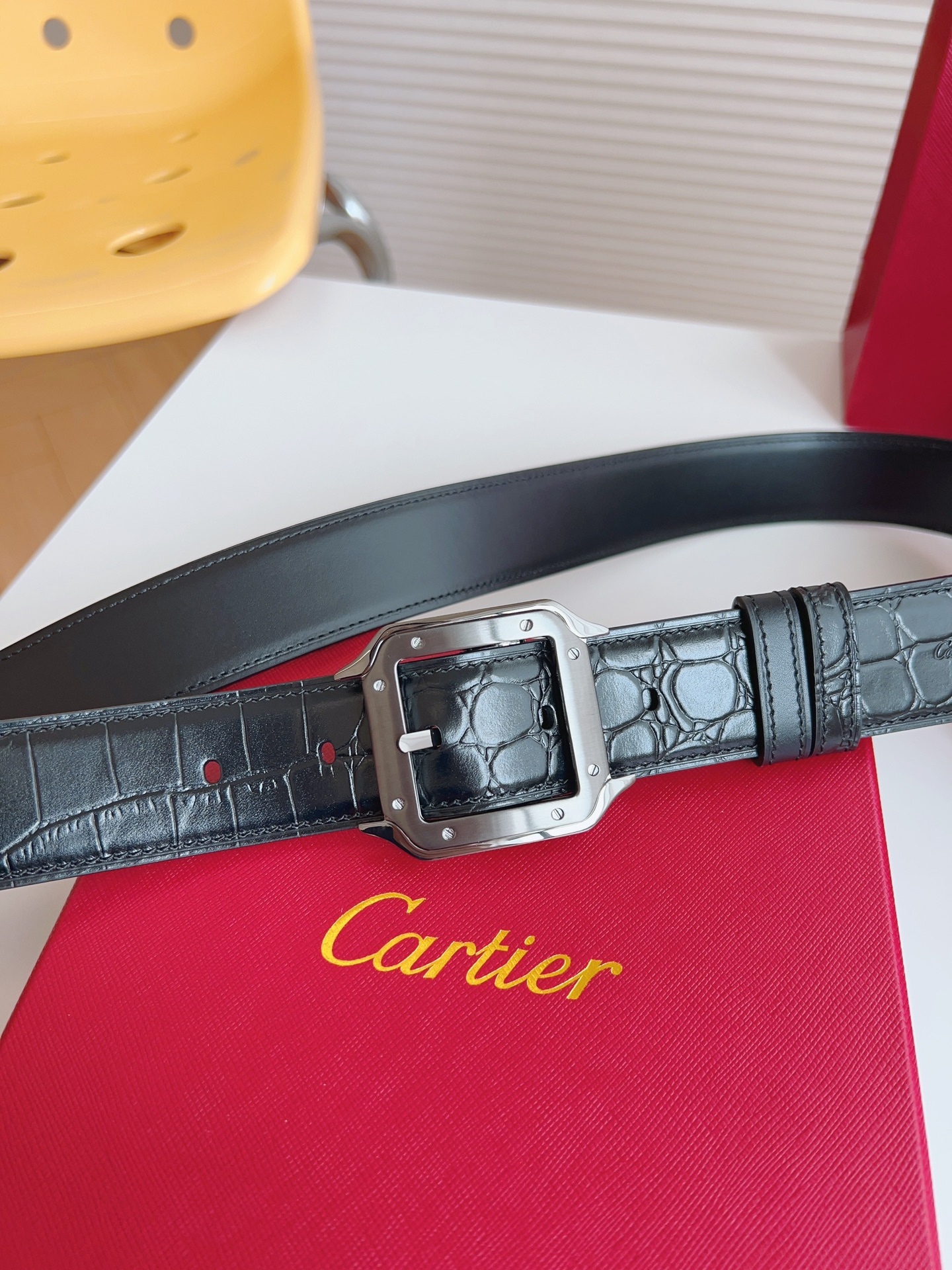 
Cartier（卡地亞）憑借匠心傑作展現與眾不同的美感，融合精湛工藝與經典設計，演繹雋永風格；瀟灑不羈，果敢獨立！此款式易搭配服飾；休閒正裝兩相宜。皮帶寬度：35mm