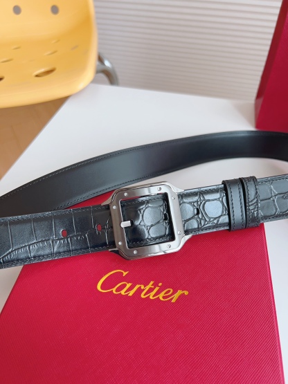 
Cartier（卡地亞）憑借匠心傑作展現與眾不同的美感，融合精湛工藝與經典設計，演繹雋永風格；瀟灑不羈，果敢獨立！此款式易搭配服飾；休閒正裝兩相宜。皮帶寬度：35mm