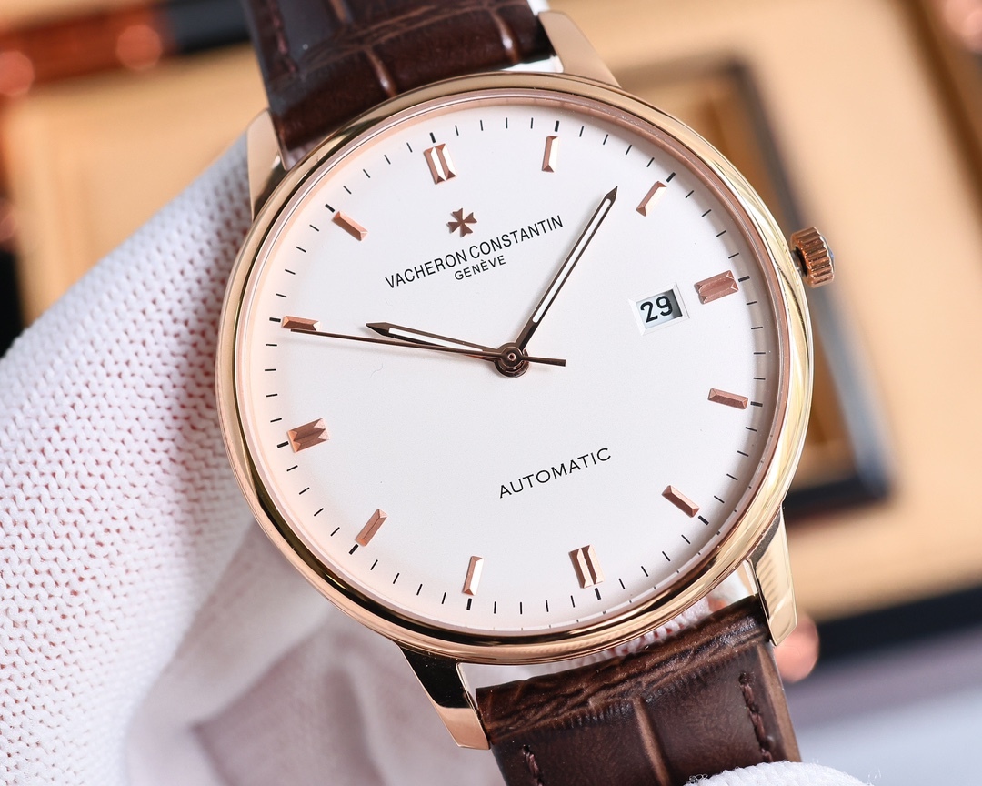 
最新款推薦   市場最高復刻 V4升級版本 江詩丹頓VC傳承系列85180腕表！
1⃣️【表殼】尺寸40MMX9MM，完美圓形的表殼，搭配微孤式表耳設計，使之更加貼合佩戴者的手腕。每一個成品殼套，都需經過MK嚴格的質量把控，方能還原正品獨特的質感。
2⃣️【機芯】9015鋼輪等部件均由MK制表師精工裝飾，自動擺陀更是鍍有18k金，最大限度呈現原裝精湛的工藝水平。
3⃣️【表鏡】前後兩片藍寶石玻璃鏡面，均有防眩暈鍍膜處理。
4⃣️【錶帶】雙層意大利小牛皮，搭配馬耳他十字針扣。🔥AD出品精品不斷🔥