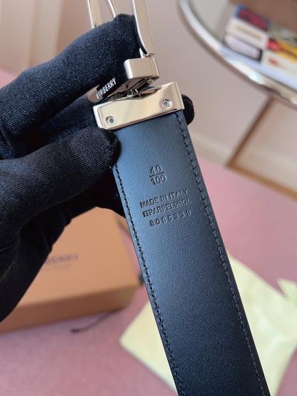 
Burberry博柏利品牌始終秉承傳統精髓，彰顯卓爾不凡的匠制工藝，優雅率性的英倫設計與銳意革新的時尚理念。3.5cm