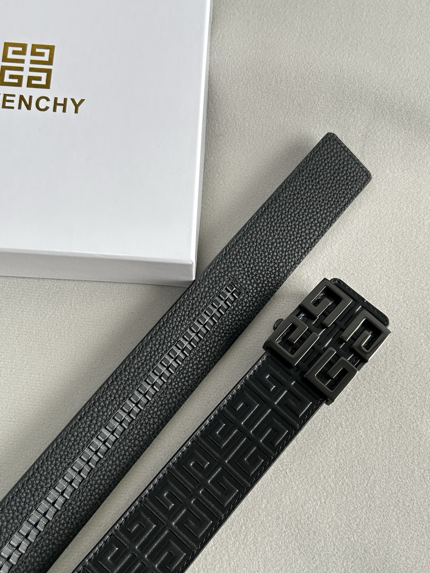 【纪梵希】新款男士 頭層小牛皮黑色壓花腰帶，內襯荔枝紋底，寬38毫米.搭配不鏽鋼經典4G自動扣.商務服裝造型的完美搭配。永恆經典！