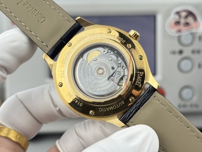 熱賣款🔥🔥🔥！方形殼—在推出新面孔—更別緻—更有型—經典
品牌：伯爵(方正卓絕 精緻之作）爆賣款🎉🎉🎉
類型：精緻款男士腕表（卓越）有轉必賣
錶帶：真牛皮&316L錶帶（舒適）大氣磅礡
機芯：超頂級機械2824機芯（穩定）
材料：礦物質超強鏡面（耐磨）
大氣風範 無限渴望 特別創意 載譽上市
尺寸：直徑42mm厚10mm榮譽
新款上市！歡迎轉載！