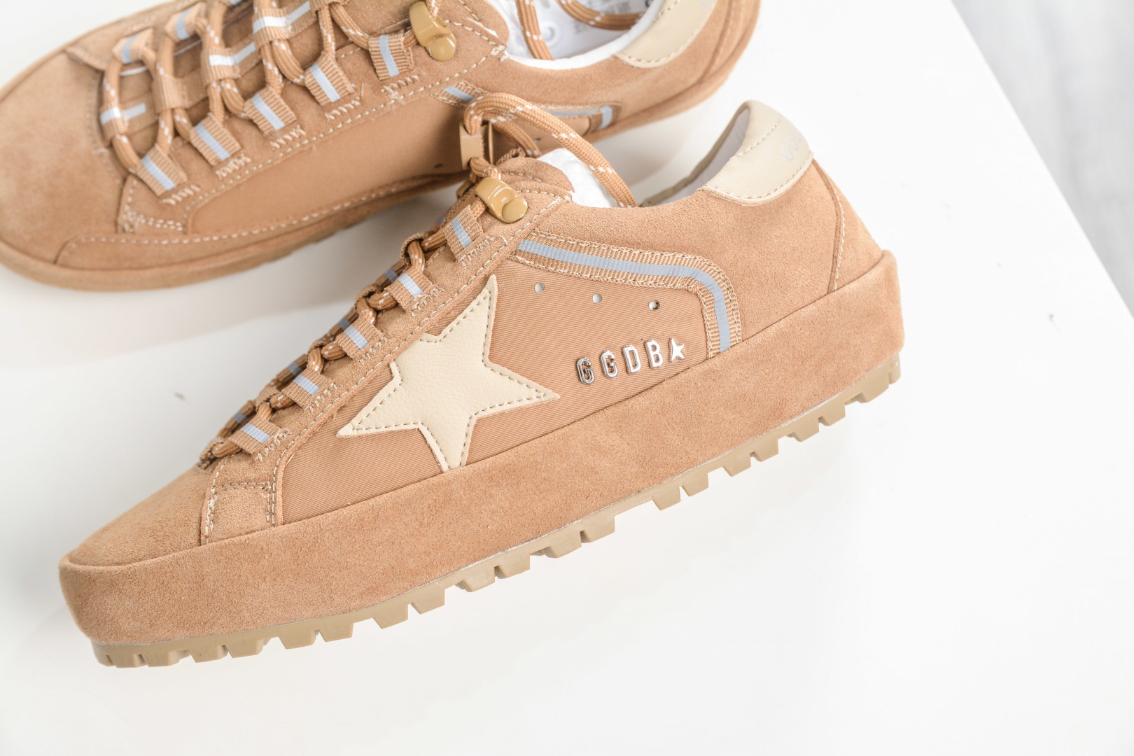 Golden Goose Super-Star 厚底抽繩休閒時尚復古做舊星星板鞋 
Size：35 36 37 38 39 40