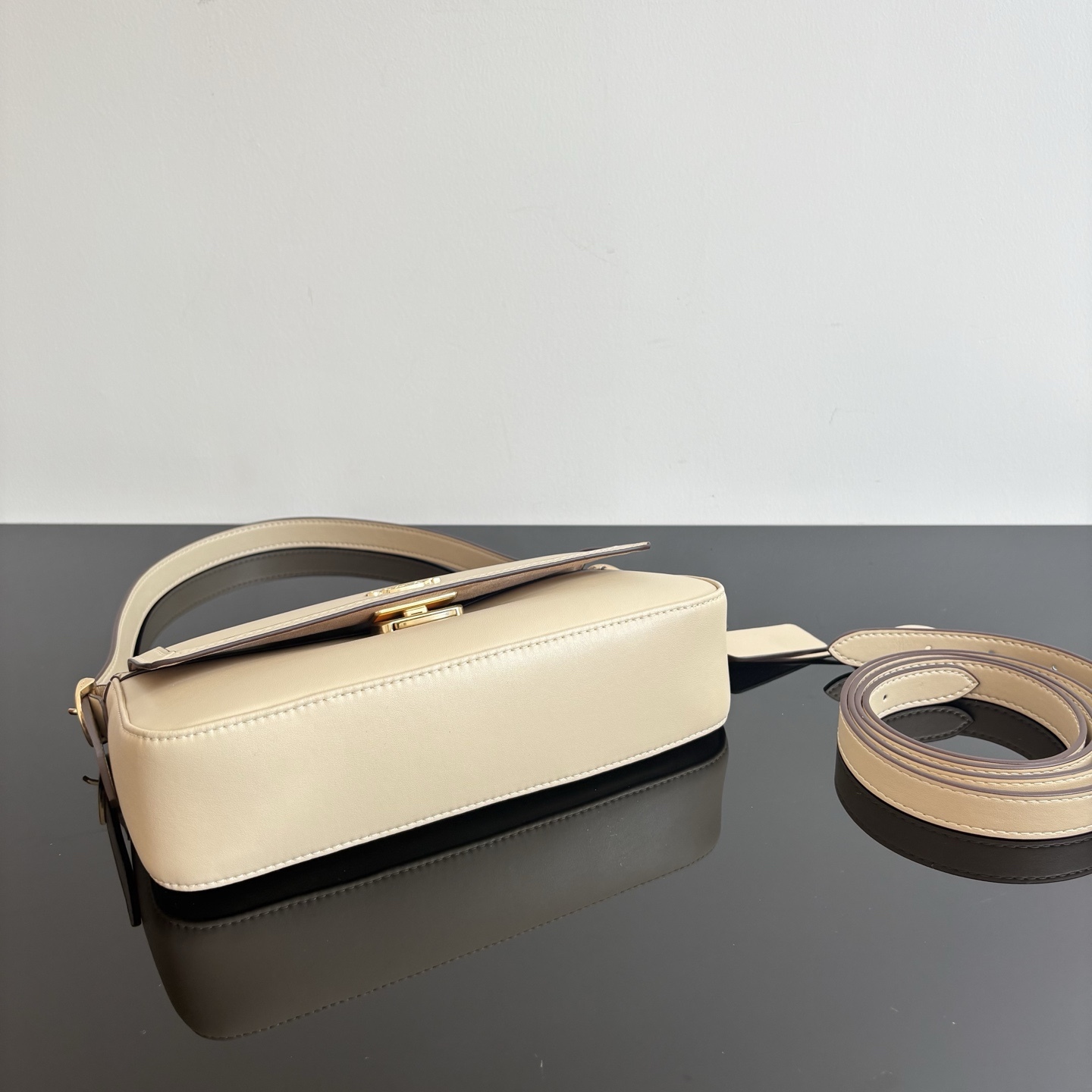 
【新品】COACH/蔻馳奧萊女士ETTA25號翻蓋單肩包腋下包高級通勤 CCV63尺寸25*13.5*6