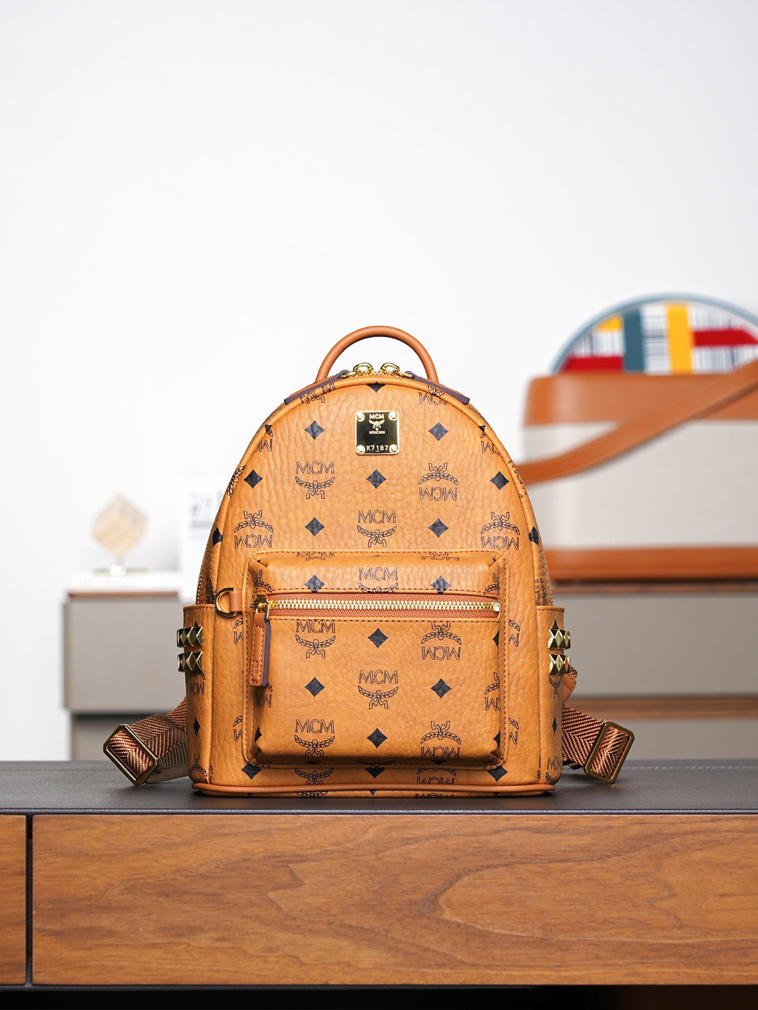 ®全新升级®𝙈𝘾𝙈 𝙎𝙩𝙖𝙧𝙠 𝙎𝙞𝙙𝙚 𝙎𝙩𝙪𝙙𝙨𝘽𝙖𝙘𝙠𝙥𝙖𝙘𝙠 𝙞𝙣 𝙑𝙞𝙨𝙚𝙩𝙤𝙨干邑色迷你号#铆钉双肩背包®️经典干邑色
# 这款MCM经典款的缩小版本 我们采用了标志性的Visetos涂层帆布 配以奢华的人造皮衬里和铆钉饰边。单品适合各种搭配 创新设计可以利用肩带秒变斜挎包、双肩包、单肩包、腰包和手提包。用这款特迷你Stark双肩背包秀出新风格