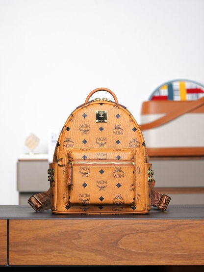 ®全新升级®𝙈𝘾𝙈 𝙎𝙩𝙖𝙧𝙠 𝙎𝙞𝙙𝙚 𝙎𝙩𝙪𝙙𝙨𝘽𝙖𝙘𝙠𝙥𝙖𝙘𝙠 𝙞𝙣 𝙑𝙞𝙨𝙚𝙩𝙤𝙨干邑色迷你号#铆钉双肩背包®️经典干邑色
# 这款MCM经典款的缩小版本 我们采用了标志性的Visetos涂层帆布 配以奢华的人造皮衬里和铆钉饰边。单品适合各种搭配 创新设计可以利用肩带秒变斜挎包、双肩包、单肩包、腰包和手提包。用这款特迷你Stark双肩背包秀出新风格