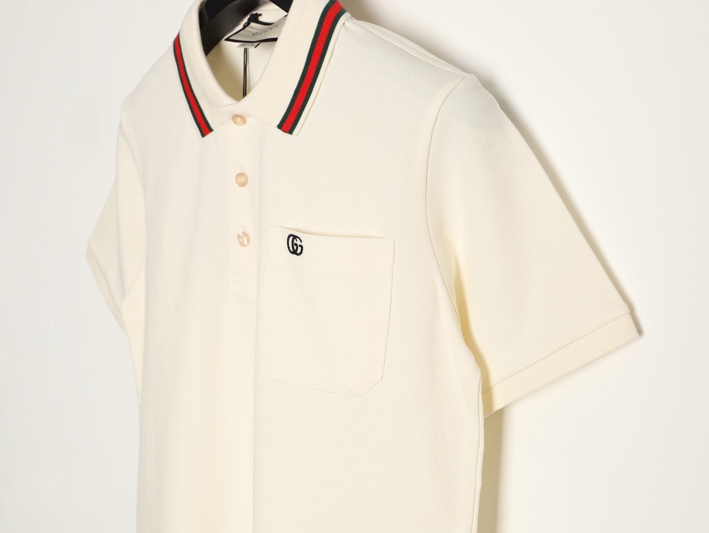 Gucci/古馳 24ss 胸口雙G刺繡Polo短袖
原品購入，採用60支雙股250克重棉氨混紡雙面珠地面料，條紋相間拼色衣領定為雙系統提花定織扁機製成。GG互扣刺繡圖案採用進口田島機器，榻榻米刺繡搭配挨針繡工藝，刺繡非常的飽滿，精細針法綿密，以榻榻米刺繡工藝打底，挨針繡描廓邊緣及字母繡花，層次清晰豐富立體。前胸無明線無散口雙層面筒，袖口縫盤螺紋同為扁機織造，採用TAJIMA進口機台加工，人工手縫領標開背領標帶防偽芯片，紐扣開模天然塔羅貝炭黑刻字牛角扣，三標輔料同步定 制。經典翻領設計