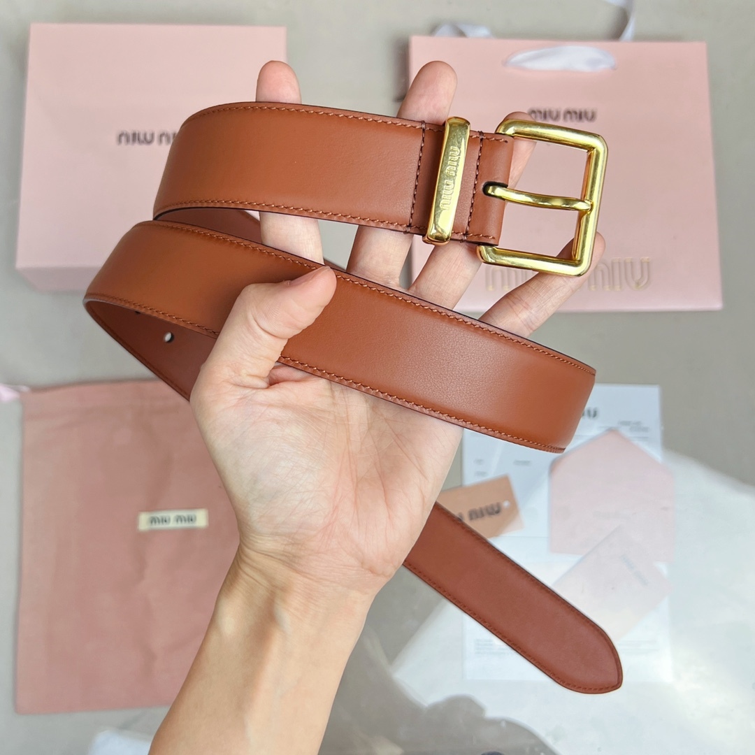 這款皮革腰帶設計簡約而優雅，腰帶環伴以Miu Miu徽標。雙面進口小牛皮 金屬搭扣 腰帶環飾激光雕刻徽標
寬度: 3.5cm

