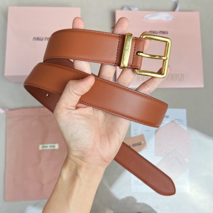 這款皮革腰帶設計簡約而優雅，腰帶環伴以Miu Miu徽標。雙面進口小牛皮 金屬搭扣 腰帶環飾激光雕刻徽標
寬度: 3.5cm
