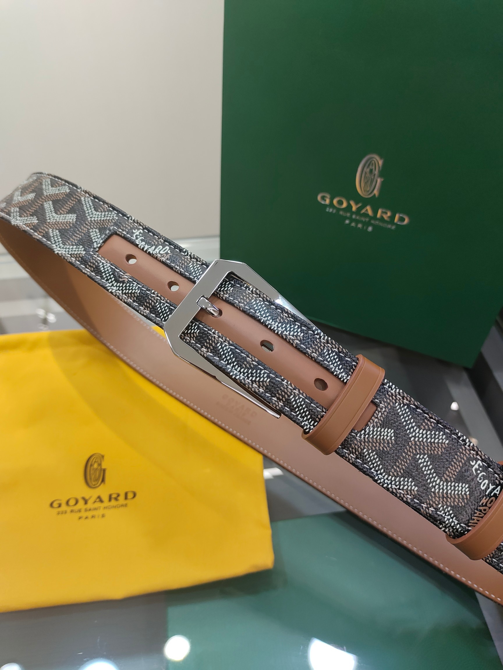 
Goyard(戈雅)腰帶源於法國奢侈品牌，設計風格簡約低調，腰帶身有標誌性帆布搭配進口頭層牛皮，腰帶扣採用簡約精品鋼扣，延續品牌的低調奢華，帶身寬度3.4CM，適用商務休閒日常佩戴。