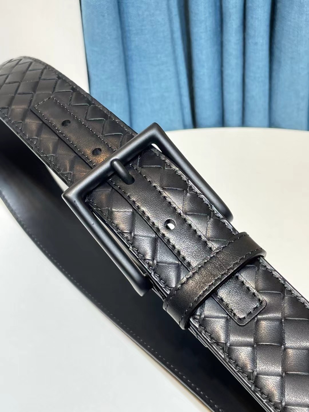 🔥🔥新 🆕純手工編織皮帶可為休閒裝或正裝造型增添優雅韻味，🔥是低調奢華的典範。[嘴唇]採用意大利柔軟的胎小牛皮全手工精工打造而成，鎳色五金扣頭令其更顯獨特別緻、🔥[嘴唇]優雅迷人氣息。[強]4.0cm寬