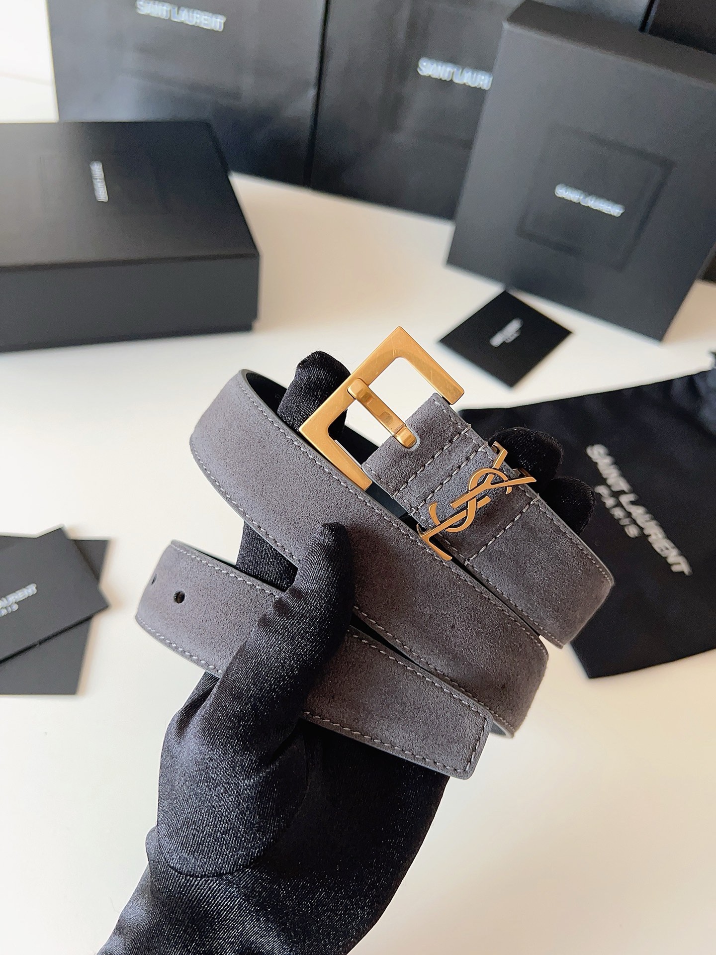 
ysl聖羅蘭2026女士新款腰帶，冬季爆款絨面原版皮，方形搭扣配以ysl標識腰帶環，女士冬季必備款，寬度3.0cm