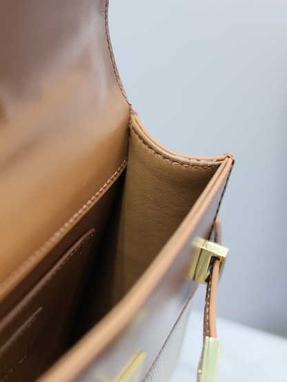 Manhattan mini_腋下/斜挎包
曼哈頓的經典造型，給人一種氣場很大的感覺！全包採用原廠牛皮搭配棉麻精心製作，翻蓋中央的金屬搭扣是曼哈頓系列的標誌性元素，包內有一卡袋，無其他多餘隔層，所以自重超級輕！可以肩背 斜挎及腋下背法。整體風格幹練又率性，是超級簡約耐看又大方的款式！
型號：727766
尺寸：19×14×4cm