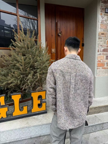 🔝LOEWE羅意威 皮章口袋羊毛混紡外套
採用精心配比的混紡面料，羊毛提供天然保暖與挺括廓形，馬海毛賦予面料細膩蓬松的絨毛感，少量錦綸的餵入則增強耐磨性與抗皺性，三者融合打造中克重的理想厚度，兼顧溫度與輕盈。通過“雙面磨毛”工藝處理，面料表面呈現豐盈的短絨毛肌理，觸感如羊絨般柔軟親膚，同時保留羊毛混紡的筋骨感。微型格紋圖案以沙米色為基底，交織灰、棕、藍三色紗線，通過色織工藝織就，微型格紋尺寸統一，細膩而不張揚，呈現低調的復古韻味。
面料經過3道磨毛工序，確保絨毛長度均勻（约0.3mm）