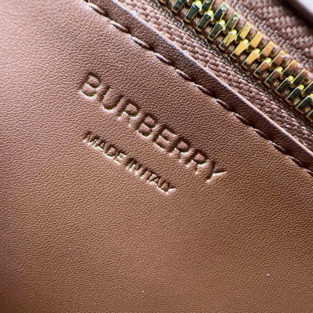 B家最新版型立挺的「TB 專屬標識鎖扣包」，選用意大利鞣制粒紋皮革打造，搭配緝明線設計，鎖扣裝飾 TB專屬標識，可肩背、斜背或打造手拿包造型。
21 x 6 x 16cm❤️型號3311