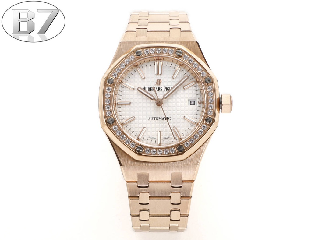 B7  Factory
AP愛彼 女款愛彼皇家橡樹 剔除機芯甲板多餘部分，使之變得更加鏤空——成就鋼表巔峰—— 實力演繹 衛冕“鋼”王！【6大精妙之處】1.正品拆解開模，尺寸為37毫米與正品一致！2.完美還原正品表殼的每一處細節，盡顯正品“稜角分明 堅毅果敢”的陽剛氣質。3.鋼帶的做工無可挑剔，比市面上任何鋼帶表做工均要更上一層樓，鋼帶頭粒和表頭銜接的“緩衝帶”的鬆緊程度與正品一模一樣。4.自動陀的與原裝致敬，是市面唯一做到顏色於原裝一致的版本（市面一般版本均偏紅）其上的ap族徽雕刻獨一無二。