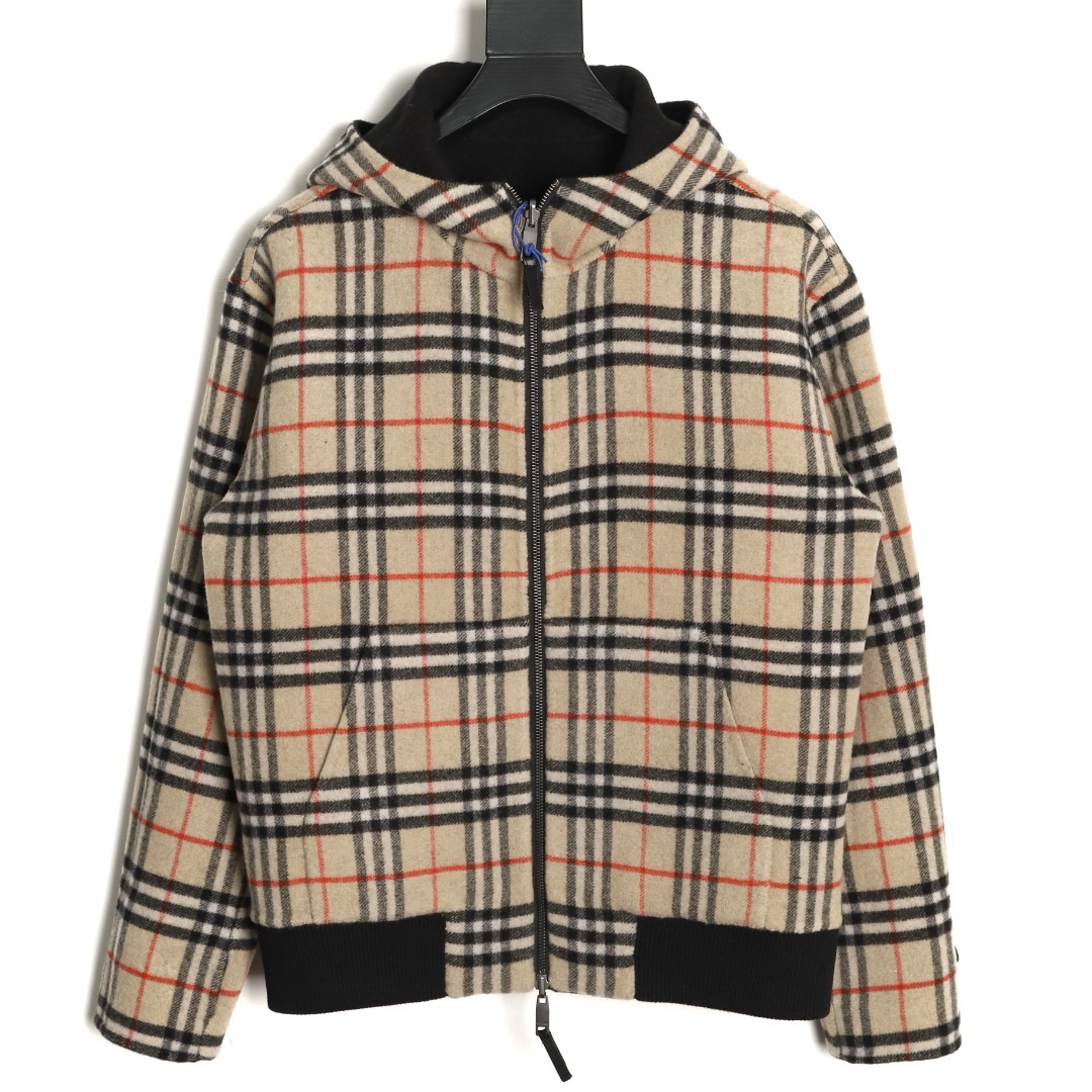🔝BURBERRY巴寶莉BBR 雙面穿羊毛連帽外套
精選雙面羊毛斜紋面料，通過獨特的拉絨工藝處理，使表層呈現細膩豐盈的絨毛質感，觸感如雲朵般柔軟親膚，同時保留羊毛天然的保暖性與透氣性。一面以沈穩黑色演繹低調奢華，另一面則鋪滿標誌性的紅、黑、駝三色交織的經典圖案，既是品牌視覺符號，也為穿搭注入復古氣息。雙面可穿的設計，讓一件外套擁有兩種風格。
選用優質羊絨纖維進行精細紡紗，確保紗線的均勻性和強度。然後，通過先進的織造技術將紗線織成具有雙面效果的毛呢面料。
面料在裁剪前會經過預縮處理