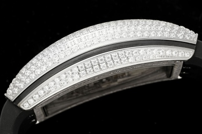 RMS最新款 頂級復刻 法蘭克穆勒V45 Vanguard陀飛輪系列 歷時多年研發機芯 
1 1:1 超級復刻原裝複雜法穆蘭陀飛輪機芯 細節完美到位 打造正品機芯獨具的雙發條盒 超薄工藝 
2超長72小時動力儲存 告別每天手動上鏈 高端玩家的定制款 把頭上鏈30個半圈 發條盒為滿 不需要過度上鏈 
3 千錘百鍊 316L精鋼表殼 超薄表殼 與原裝一致厚度 彎曲弧度 更加貼合手腕 佩戴舒適 
4 純正進口意大利小牛皮 貼合手感品質一流的進口氟橡膠錶帶 與正版全完通用互換
5瑞士工程師 原版機芯拆解