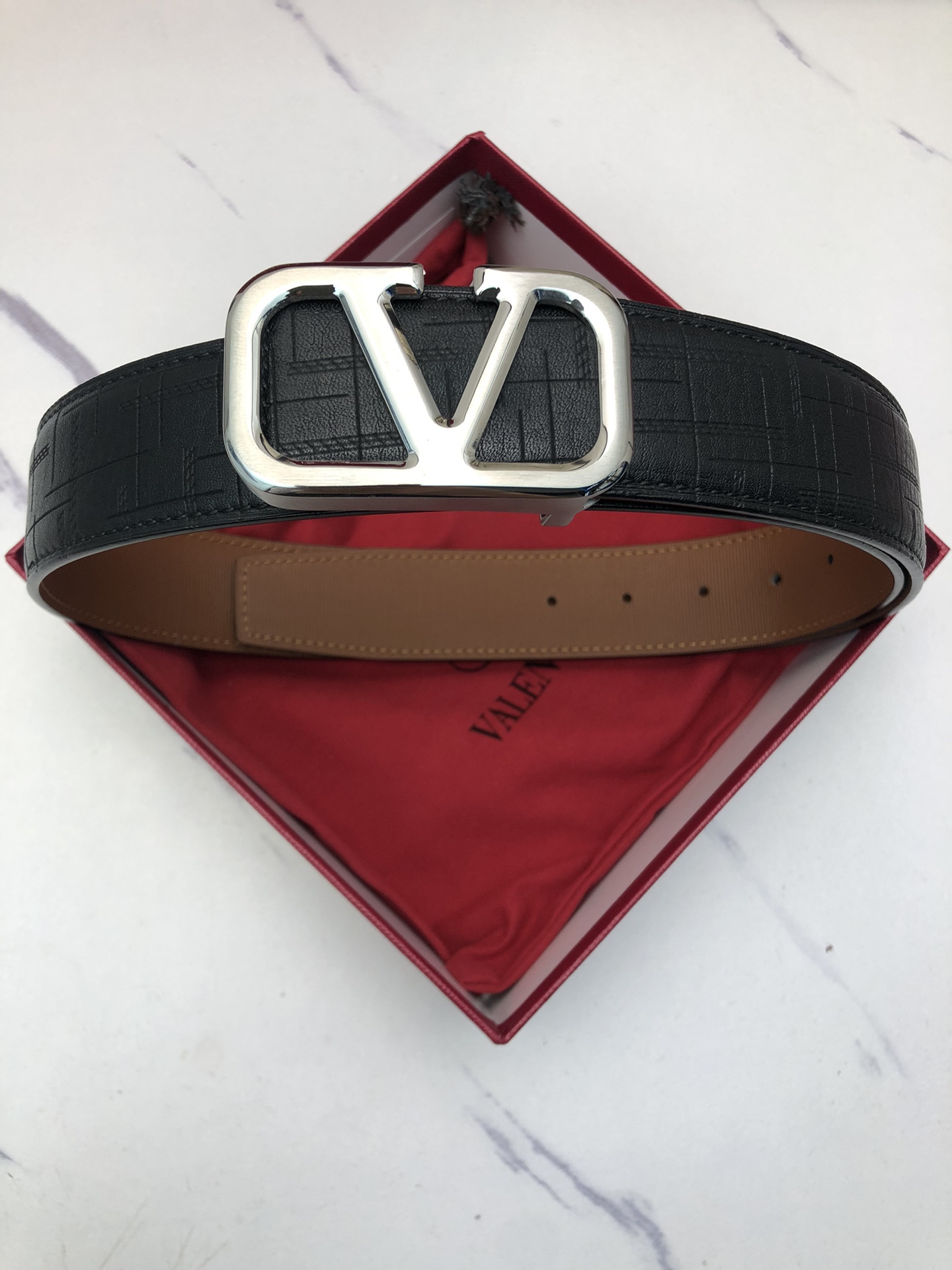 華倫天奴：原單頭層小牛皮燙印花紋，內襯平紋牛皮底，營造織紋外觀。飾以標誌原單扣。專櫃寬度4.0