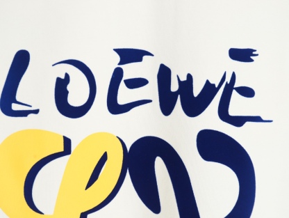 Loewe/羅意威 25ss 塗鴉彩繪植絨印花短袖T恤
260g棉質布料40支雙紗面料，無蝕塵‬毛藝工‬處布理‬面，紡織密度高，垂感佳，不易變形。
厚織感加上緊密紡紗工藝，不會影響Tee的透氣性，成色的飽和度很高
胸前撞色塗鴉彩繪植絨印花工藝
版型上身效果好，百搭好看的一款T恤，寬松版型遮肉顯瘦不挑人
顏色: 白色，黑色
S Size：S-XL