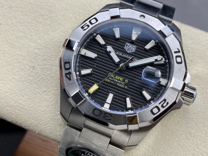 TAR年末巨獻——超級泰格豪雅系列腕表，正裝休閒兩不誤、小眾而不平庸、穩重而不失靈動，通勤的最佳首選腕表。全系均採用原裝數據打造、配件可以和原廠互換，頂級打磨 超強夜光 防水性能高達100米，超原單品質 誠意滿滿 並搭載原裝sw200機芯，歡迎品鑒！