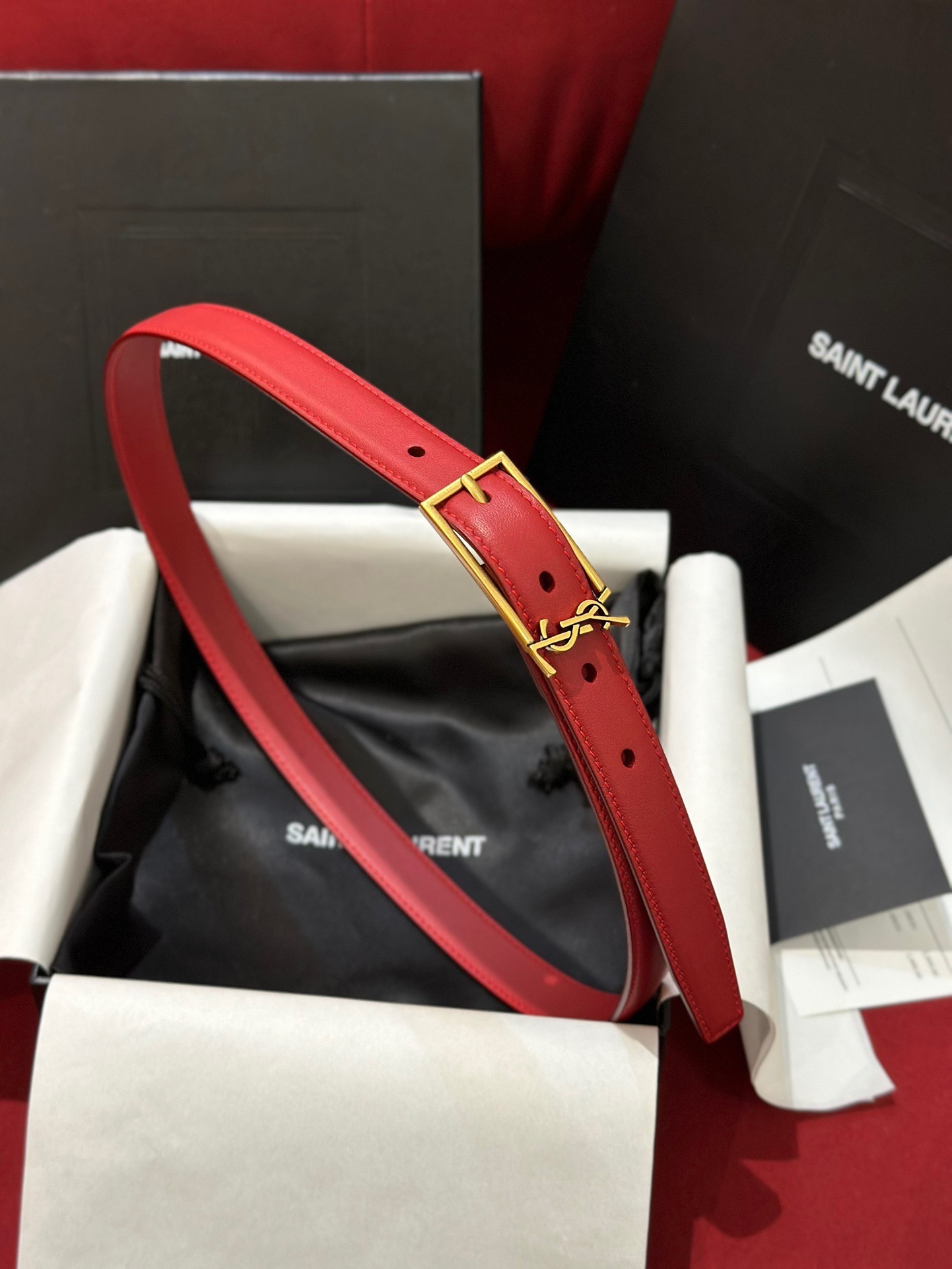 新款聖羅蘭 YSL
這款女款腰帶復古精工金屬扣將復古風與現代時尚相融合，呈現的恰到好處，時尚標配青睞有加，每針每一線都非常精緻，雙面頂級牛皮材質，搭配頂級黃銅針扣寬度2.0