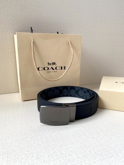 寬度3.8cm COACH 這款雙面腰帶一面為經典標誌帆布材質，另一面為精制皮革材質，配有標誌性扣件，將兩種外形合二為一。通過簡單的說明，可用剪刀剪裁至完美合身度。
標誌印花配頭層牛皮
可裁剪
雙面
38M (寬)